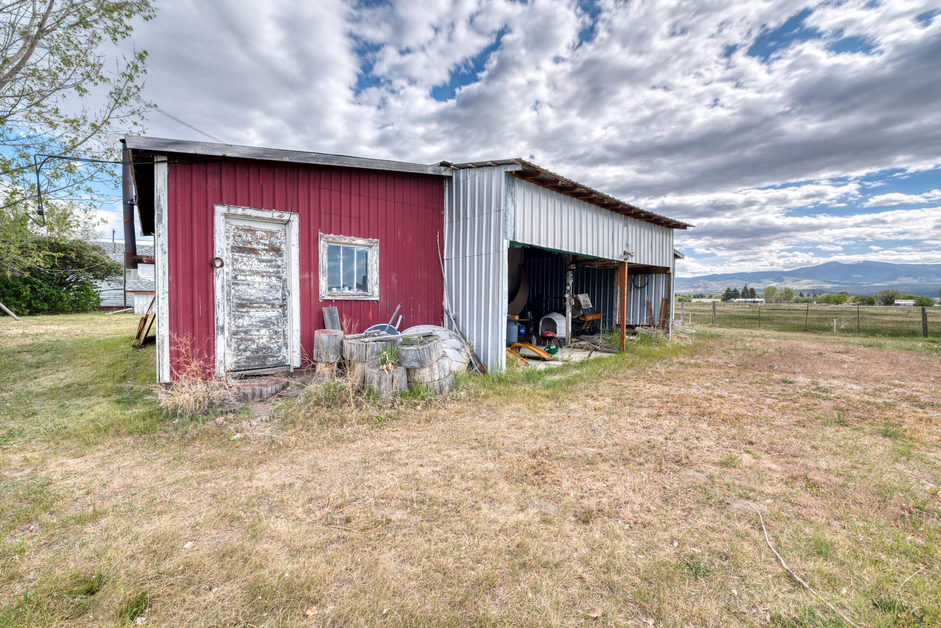 16. Single Family Homes for Sale at 239 Woodside Cutoff Road Corvallis, Montana 59828 United States