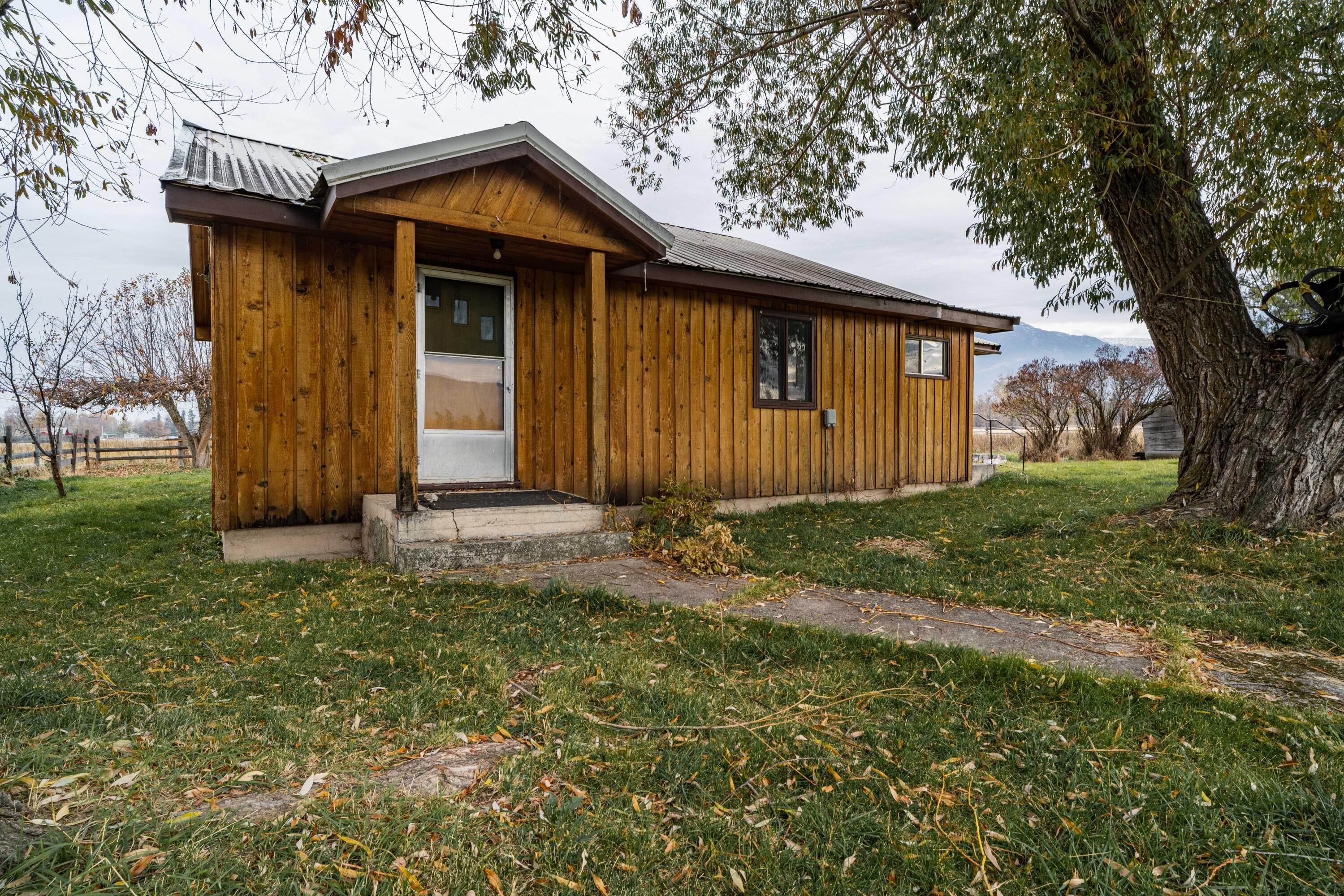 19. Single Family Homes for Sale at 62882 Chalwain Road, St. Ignatius, Montana 59865 United States