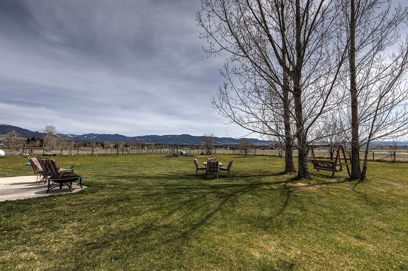 6. Single Family Homes for Sale at 727 Quast Lane, Corvallis, Montana 59828 United States