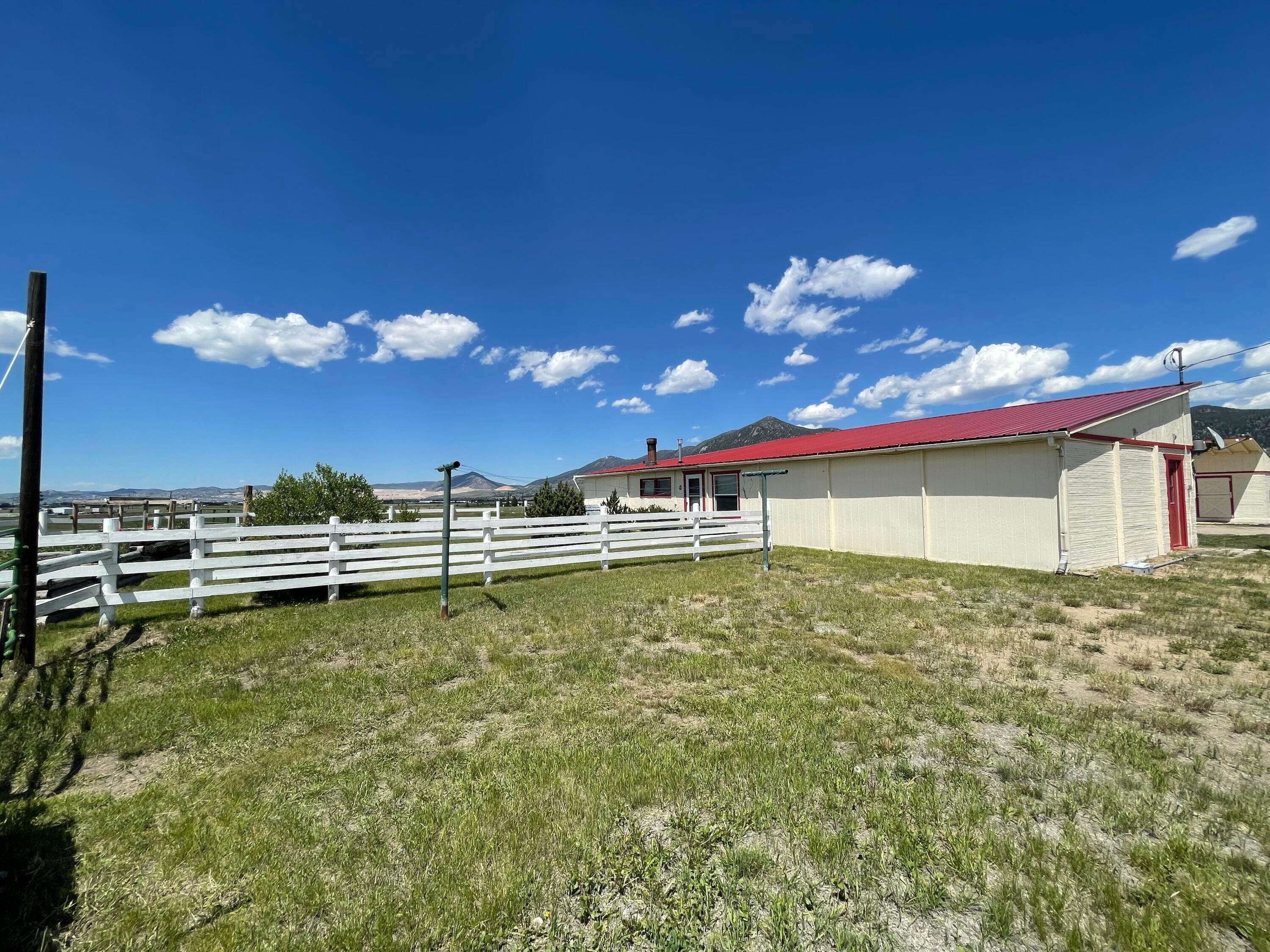 14. Single Family Homes for Sale at 305 Ash Drive, Butte, Montana 59701 United States
