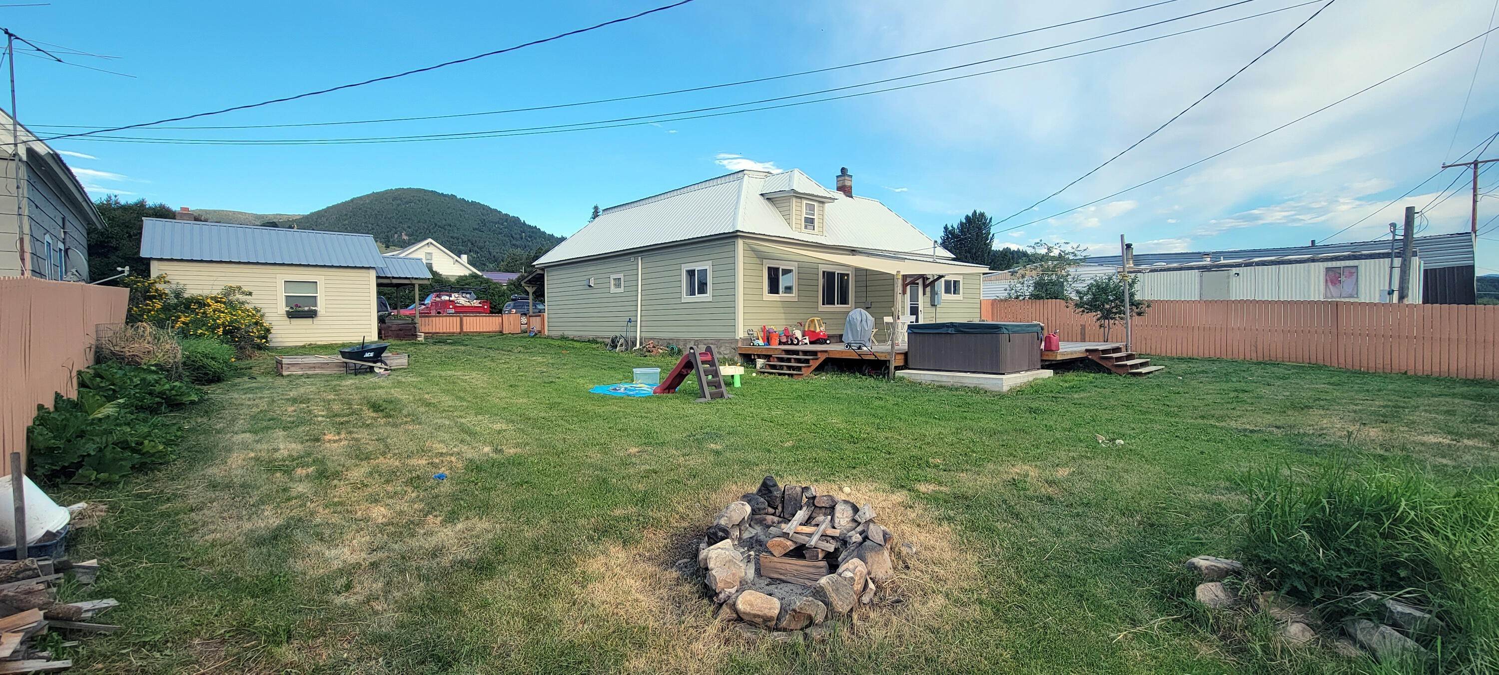 16. Single Family Homes for Sale at 921 Main Street, Philipsburg, Montana 59858 United States