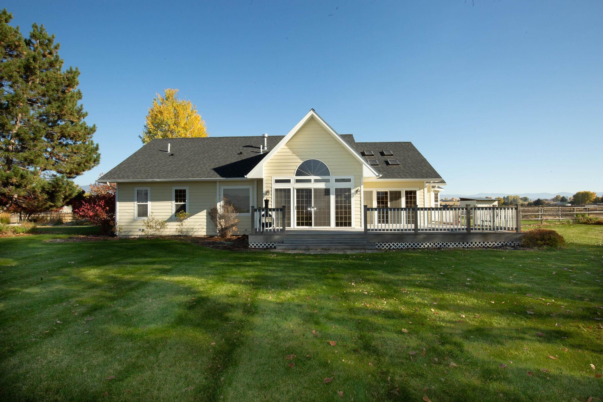 2. Single Family Homes for Sale at 305 Selway View Road, Corvallis, Montana 59828 United States