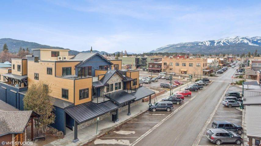 20. Single Family Homes for Sale at 334 Central Avenue, Whitefish, Montana 59937 United States
