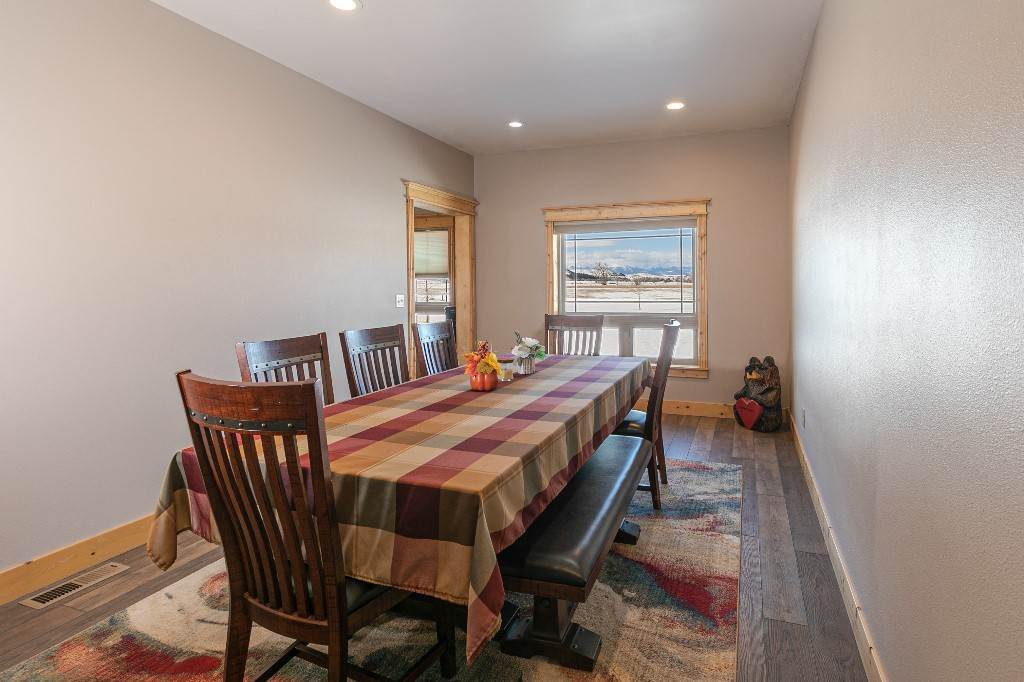 19. Single Family Homes for Sale at 9 Conquest Trail, Columbus, Montana 59019 United States