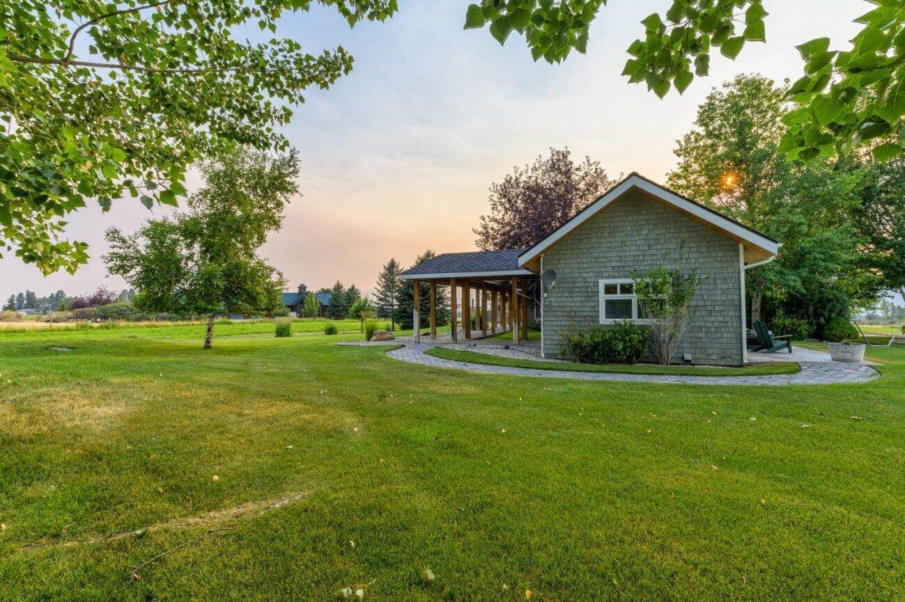 23. Single Family Homes for Sale at 800 Sunset Orchard Lane Stevensville, Montana 59870 United States