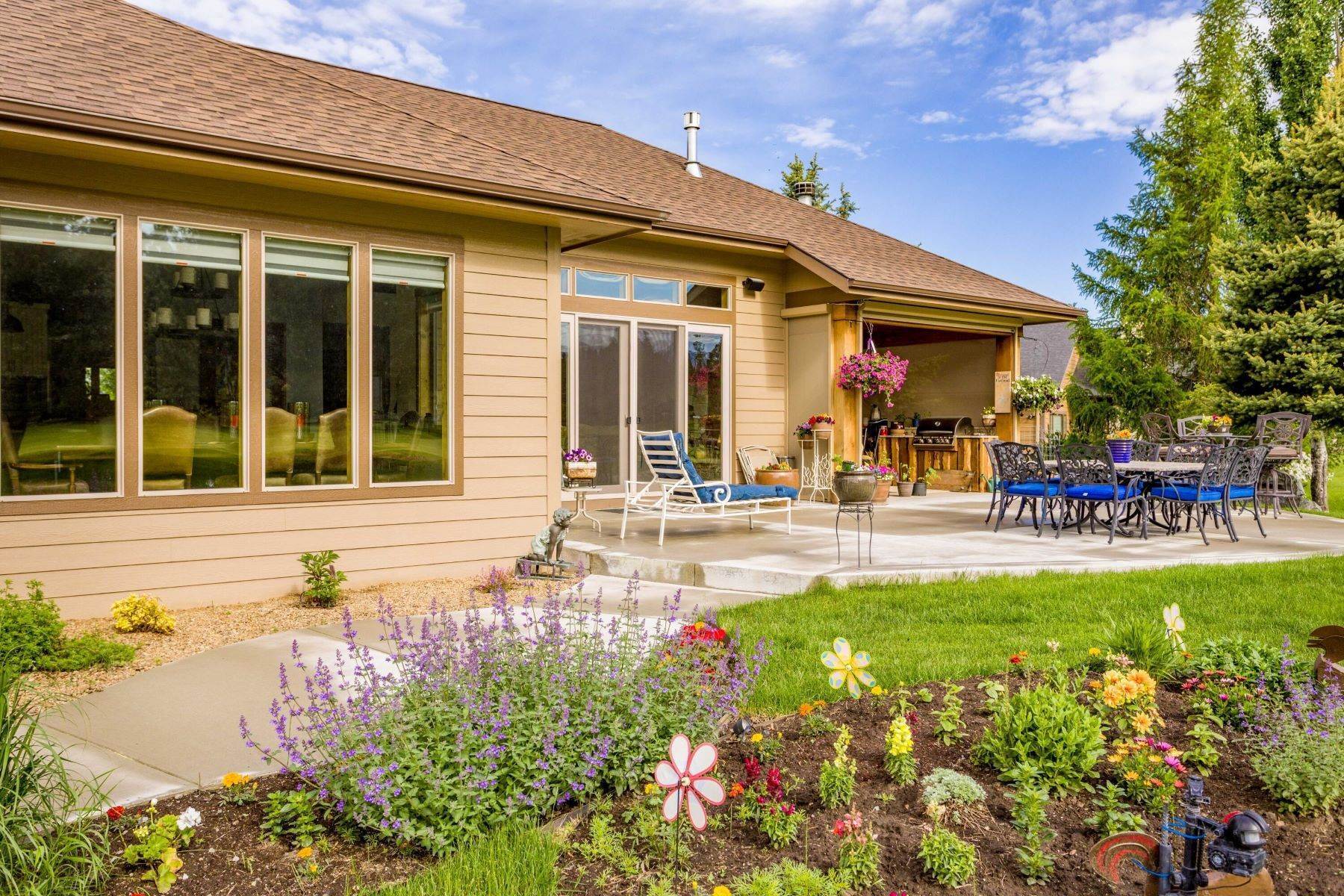 30. Single Family Homes for Sale at 242 Bridger Drive, Bigfork, Montana 59911 United States