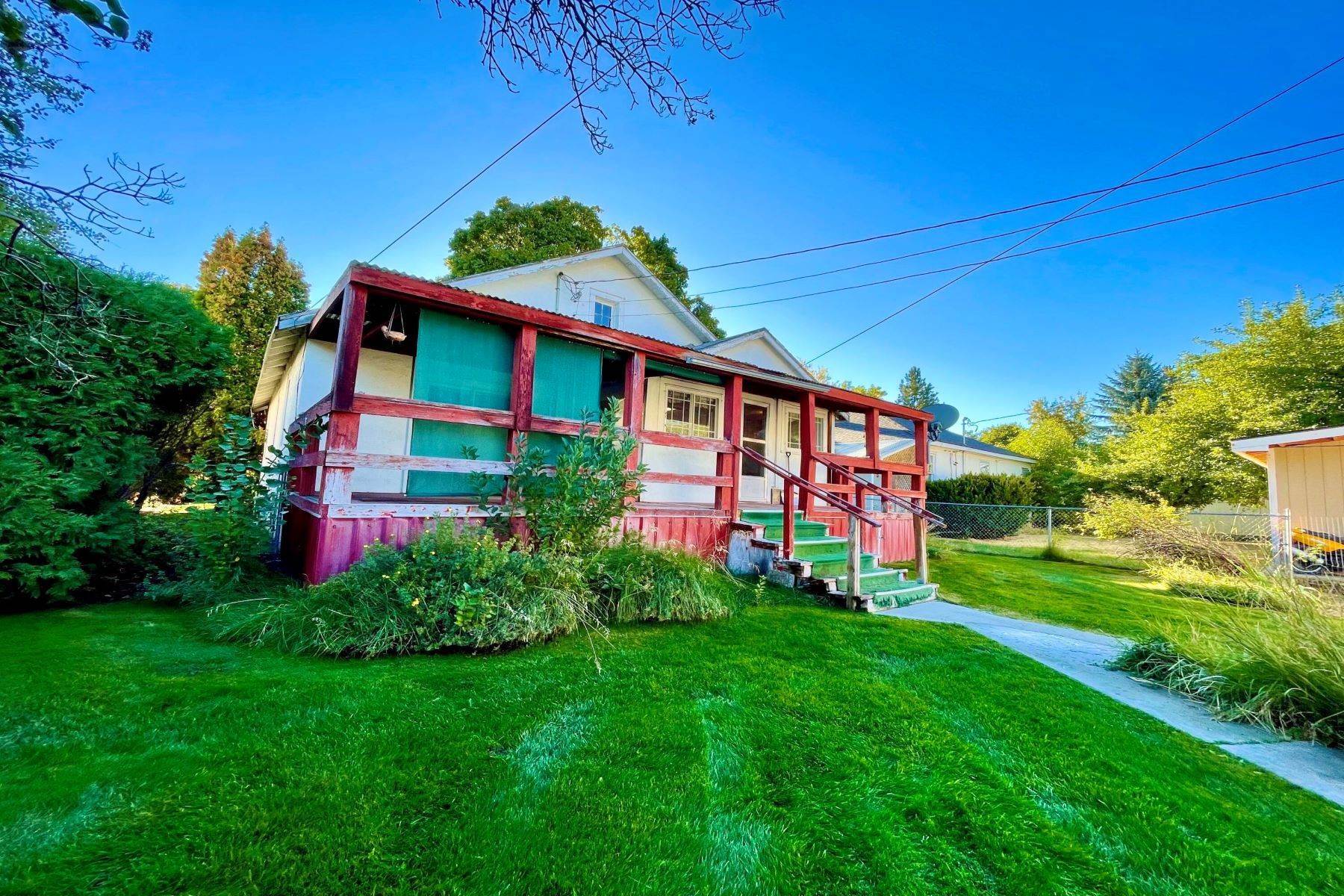 2. Single Family Homes for Sale at 807 South 2nd Street, Hamilton, Montana 59840 United States