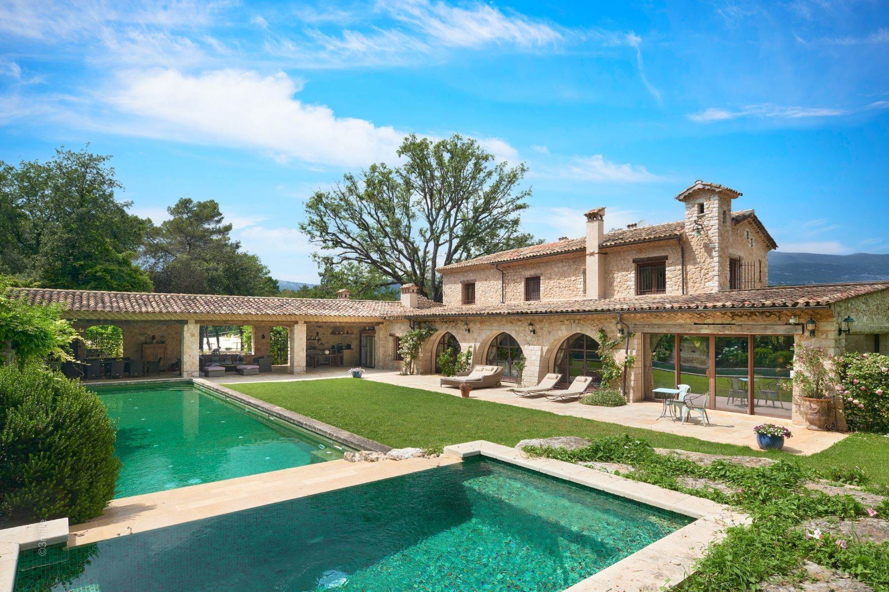 Single Family Homes for Sale at Luxurious private domain with professional stables - an exceptional Haras. Luxurious private domain with professional stables - an exceptional Haras., Roquefort Les Pins, Provence-Alpes-Cote D'Azur 06330 France